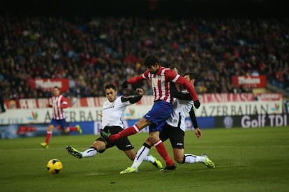 Valencia’s defenders bounce off Diego Costa last Sunday.