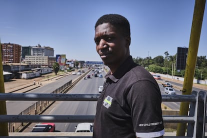 Okoth Omondo (27 años), uno de los líderes de las protestas de 2024, posa el pasado 10 de junio sobre el puente que pasa por la carretera que une el centro de Nairobi con la ciudad comercial de Thika, la misma por la que miles de personas marcharon el 25 de junio de 2024 en la manifestación más masiva de Nairobi.
