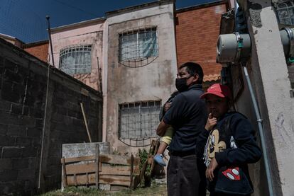 El señor Narciso y su familia al exterior de su casa en Villas de San Martín.