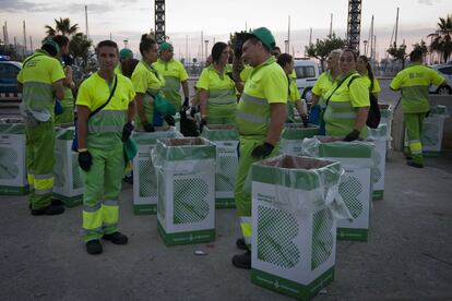 Els serveis de neteja han agafat el protagonisme aquest matí a les platges de Barcelona.