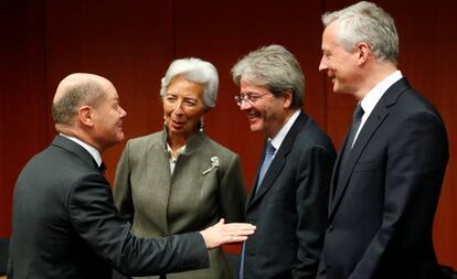 El ministro alemán de Finanzas, Olaf Scholz (izquierda), conversa con la presidenta del Banco Central Europeo, Christine Lagarde: el comisario de Economía de la UE, Paolo Gentiloni; y el ministro francés de Economía, Bruno Le Maire, el 17 de febrero durante la reunión del Ecofin en Bruselas.