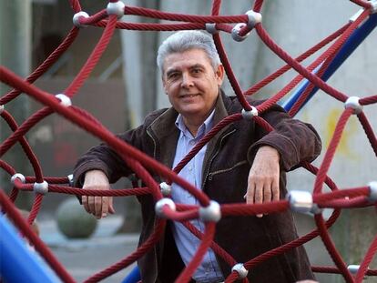 El director del Clube Voleibol Marineda, José Manuel Touriño, en la plaza coruñesa de As Conchiñas.