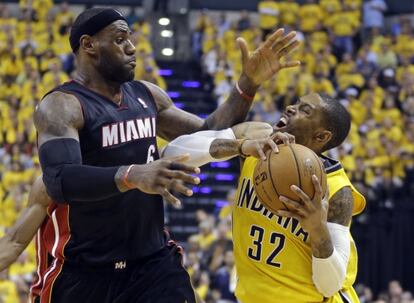 LeBron frena a C.J. Watson.