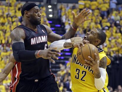 LeBron frena a C.J. Watson.