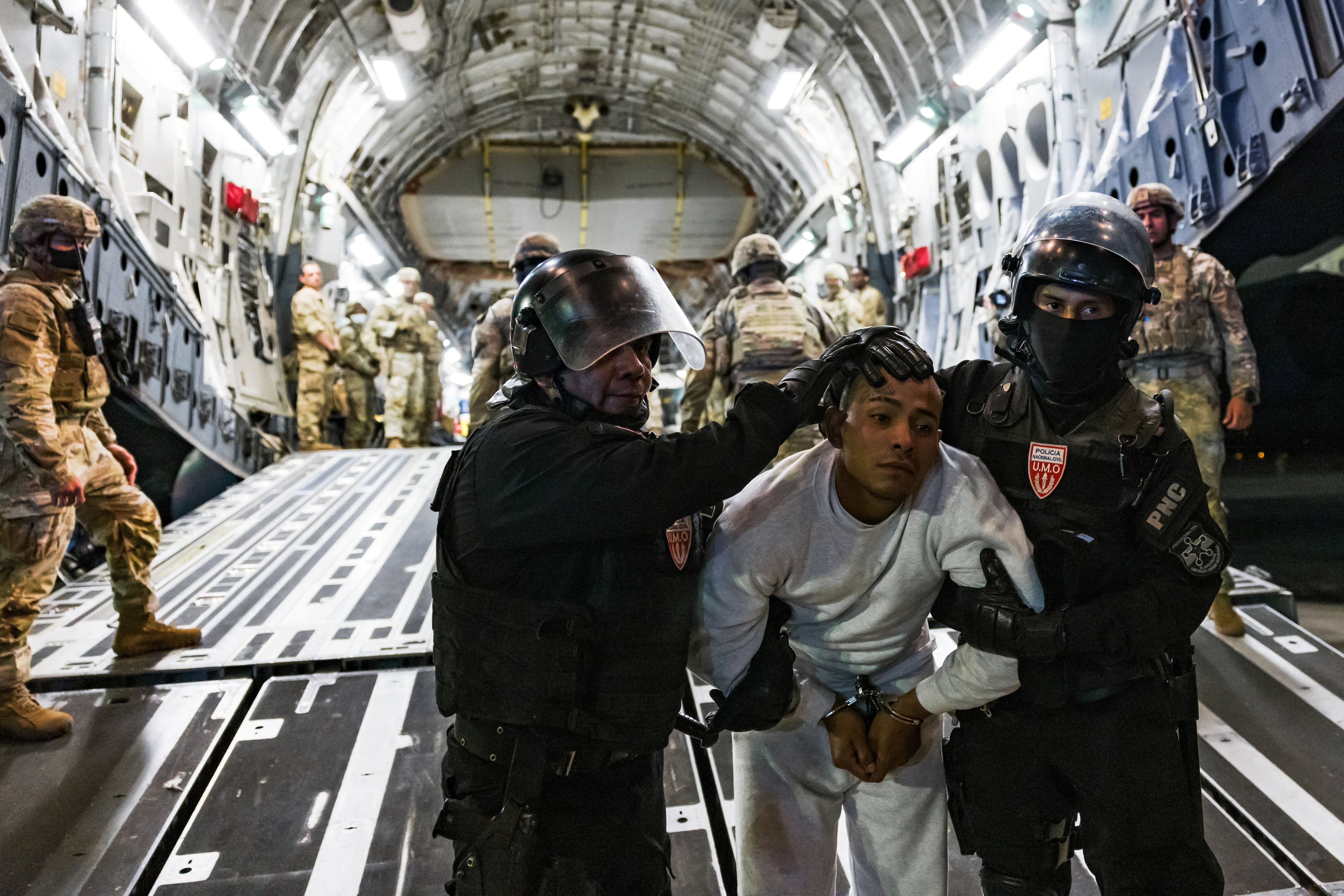 Un juez ordena al Gobierno de Trump regresar a los venezolanos deportados a El Salvador