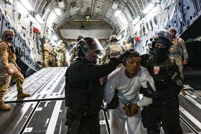 Policías salvadoreños escoltan a presuntos miembros del Tren de Aragua deportados de Estados Unidos al Centro de Confinamiento del Terrorismo en Tecolula, El Salvador, en abril de 2025.