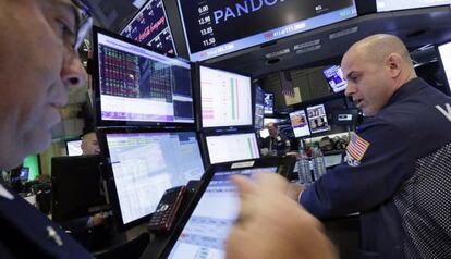 Trabajadores en la bolsa de Wall Street.