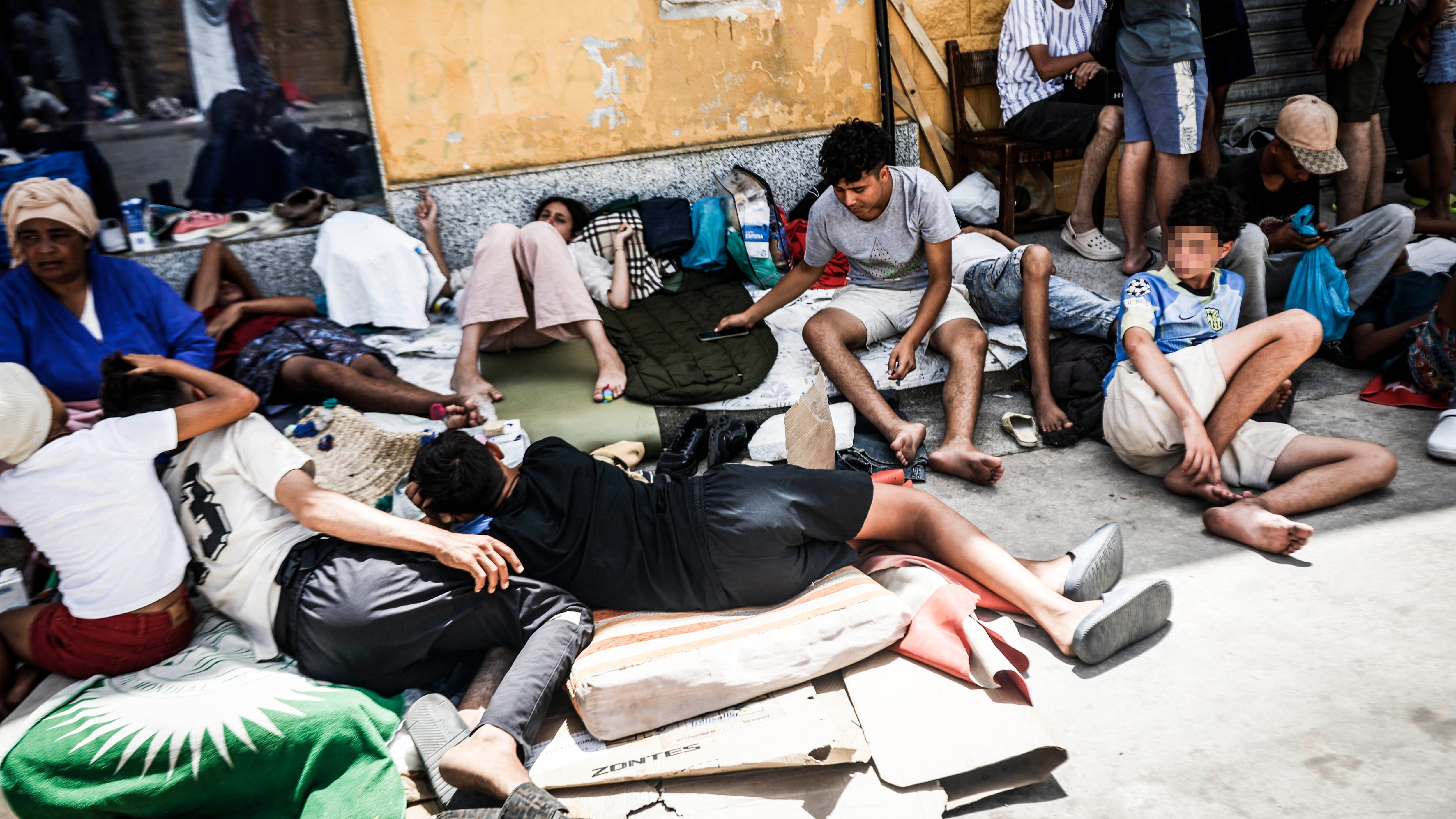Censos improvisados en el barrio de El Príncipe tras la llegada de cientos de menores: “Esto rompe cualquier parámetro”