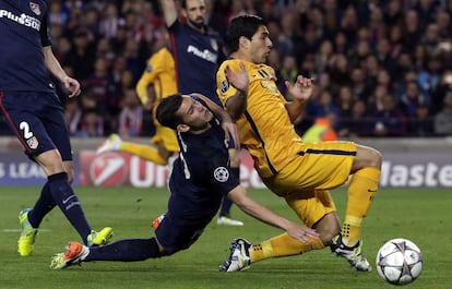 Luis Suárez y Lucas, en una jugada del partido.