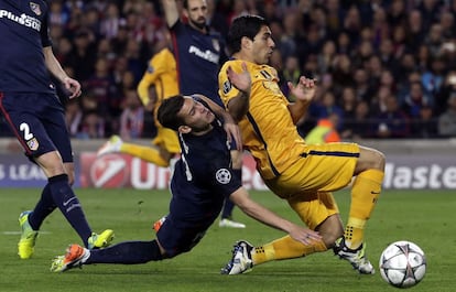 Luis Su&aacute;rez y Lucas, en una jugada del partido. 