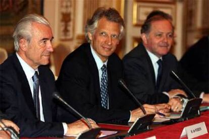 El primer ministro francés, Dominique de Villepin, antes de la reunión con los rectores de las uninversidades francesas.