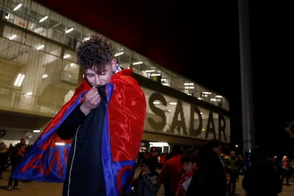 Alberto Deltell frente al estadio de El Sadar.