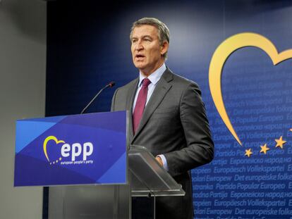El líder de la oposición, Alberto Núñez Feijóo, en su comparecencia en la sede del Partido Popular Europeo, este jueves en Bruselas.