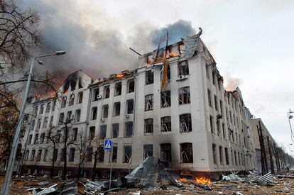 Imagen facilitada por el Servicio Estatal de Emergencia de Ucrania donde se muestra la destrucción de uno de los edificios de la Universidad de Járkov, tras ser atacado este miércoles.