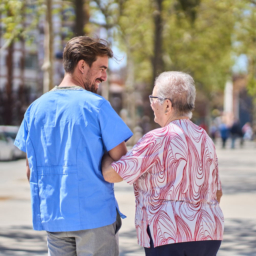 Su Helper Dos generaciones, dos realidades: la brecha económica que separa a ...