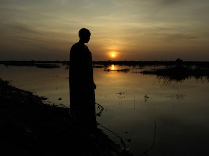 Nyaken Tuor, de 30 años, vive en el campamento POC en Bentui, Sudán del Sur. “Antes podíamos ir al monte y lavarnos en privado, pero después de la inundación, tenemos que hacerlo en el campamento”.