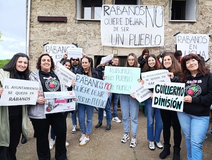 Imagen cedida por los vecinos de Rábanos, reunidos para protestar en el pueblo.