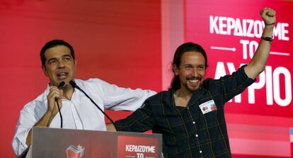 Alexis Tsipras y Pablo Iglesias durante un acto electoral en Atenas en septiembre de 2015.