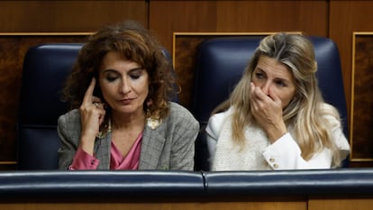 La vicepresidenta primera y ministra de Hacienda, María Jesús Montero, con la vicepresidenta segunda y ministra de Trabajo y Economía Social, Yolanda Diaz, en noviembre de 2024.