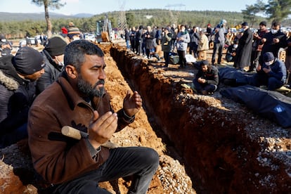 Un grupo de hombres rezan antes de un enterramiento de las víctimas, en el cementerio de Kahramanmaras, el jueves.