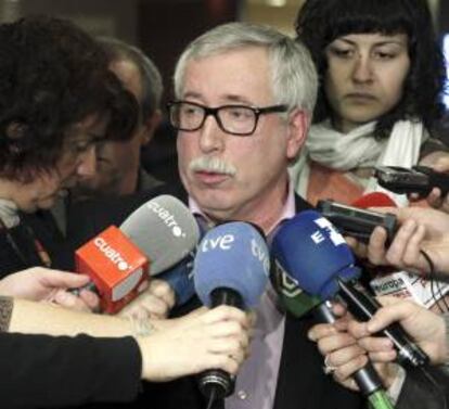 El secretario general de CCOO, Ignacio Fernández Toxo, que asitió a una mesa redonda sobre política industrial europea que tuvo lugar hoy en Madrid, atiende a los medios de comunicación.