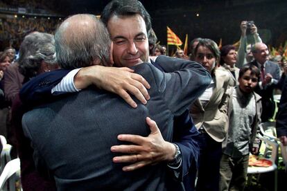 Artur Mas se abraza con Pujol, durante el mitin final de la campaña electoral en las elecciones autonómicas en Cataluña, en noviembre de 2003.