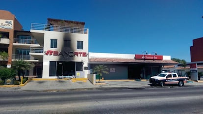 Uma agência de banco incendiada em Puerto Vallarta, Jalisco. Os criminosos queimaram simultaneamente vários veículos roubados para bloquear pelo menos quatro acessos a Guadalajara, a segunda maior cidade do México; em Puerto Vallarta, 15 criminosos incendiaram postos de gasolina e 4 agências bancárias.