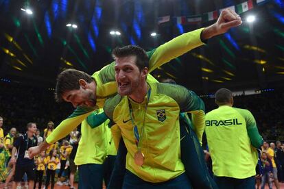 Jogadores de vôlei comemoram o ouro do Brasil que fechou a Rio 2016