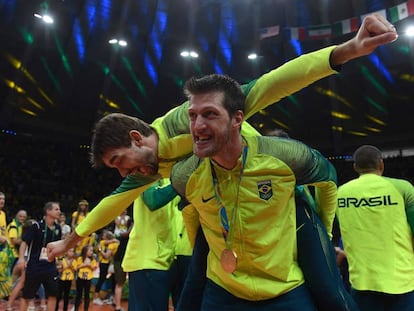 Jogadores de vôlei comemoram o ouro do Brasil que fechou a Rio 2016