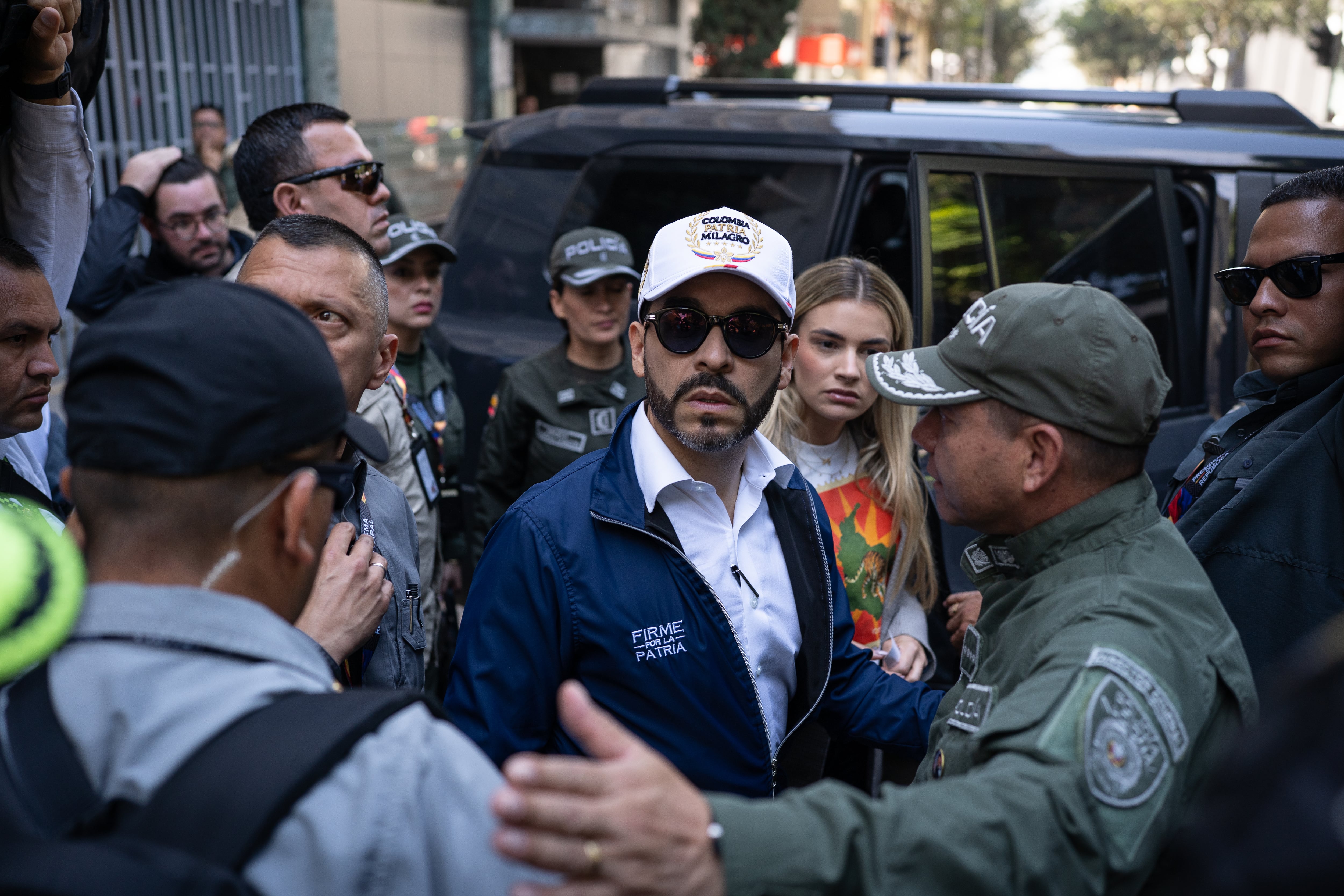 Abelardo de la Espriella llega a una zona afectada en el centro de Pereira, este martes.