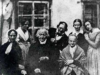 Constanze Weber, izquierda, junto al compositor Max Keller y su familia.