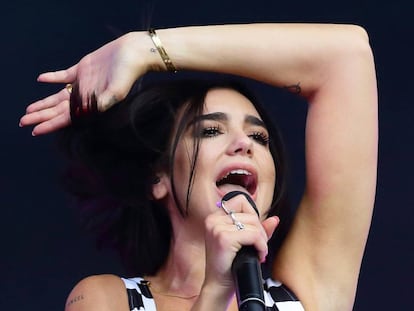 Dua Lipa canta en un concierto en Singapur el pasado septiembre.