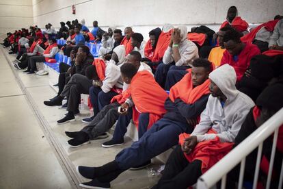 Un grupo de migrantes espera en un polideportivo de Tarifa ante la falta de espacio en otros lugares de recepción debido a la masiva llegada de pateras de los últimos días en la zona del Estrecho.