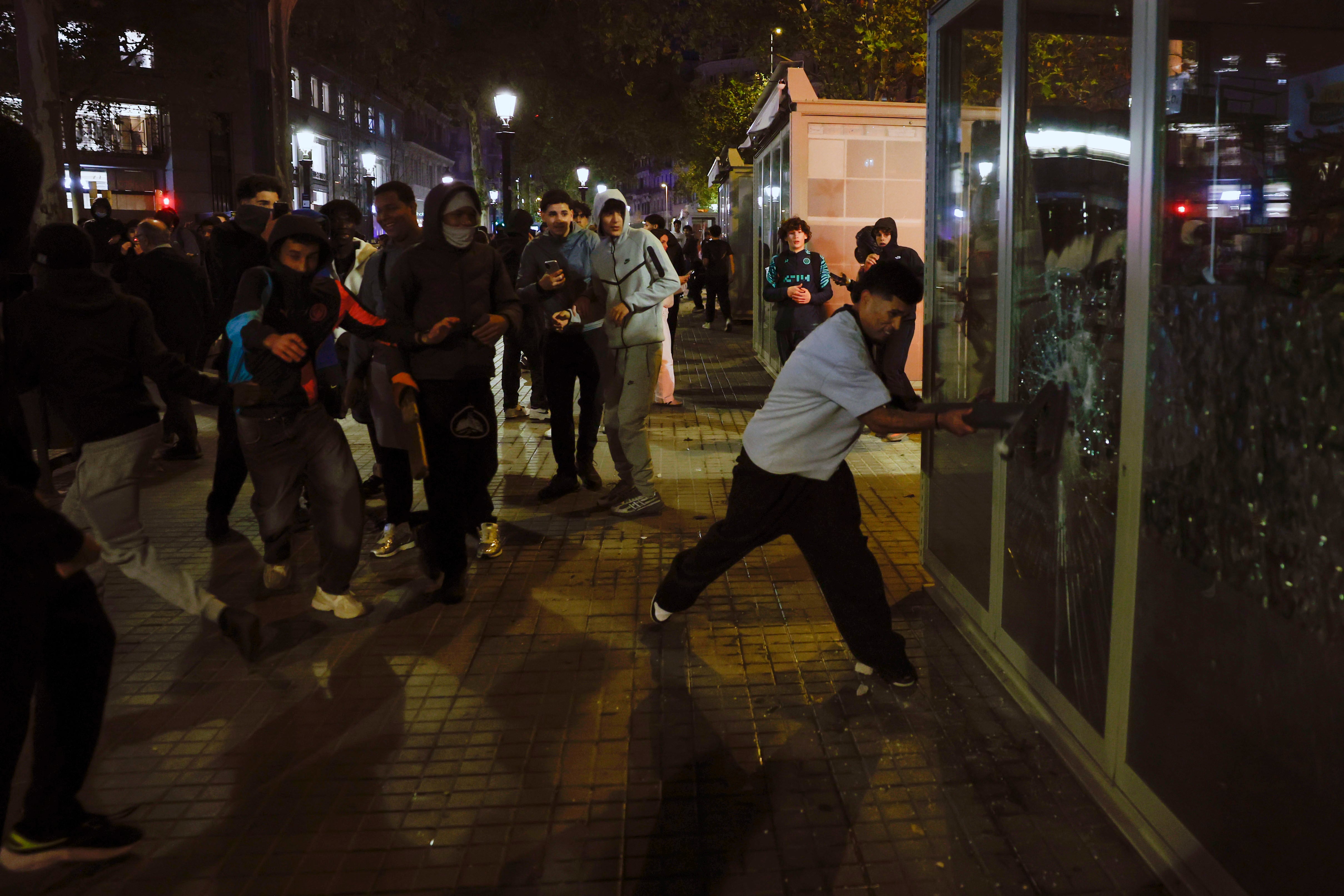 Los jóvenes que provocaron altercados en Barcelona se convocaron por TikTok y organizaron por grupos de Telegram y Whatsapp
