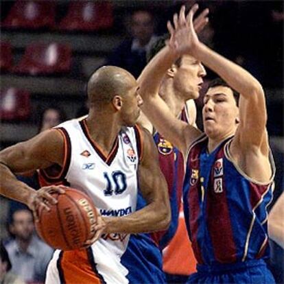 Myers Carlton intenta un ataque ante la oposición del jugador del Barcelona Vlado Ilievski.
