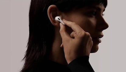 Chica con AirPods Pro