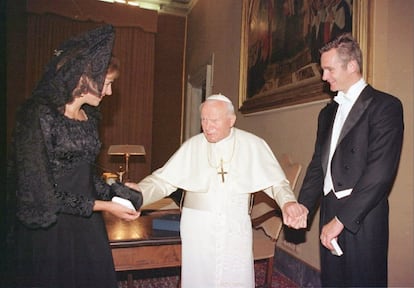 El papa Juan Pablo II junto a los duques de Palma, la infanta Cristina y su marido Iñaki Urdangarin, a los que recibió en audiencia privada en la Biblioteca Pontificia del Vaticano, en junio de 1998.