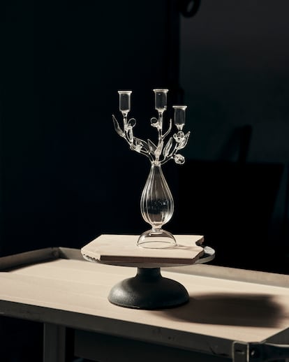  'Ode à la nature' comprende una serie de piezas funcionales de cristal, de venta ilimitada, entre las que se incluyen pequeños candelabros.