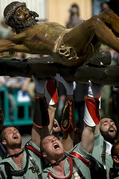 Legionarios llevan el Cristo de la Buena Muerte hasta la iglesia malagueña de Santo Domingo de Guzmán.
