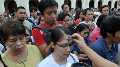 Católicos filipinos recebem as cinzas nesta quarta-feira.