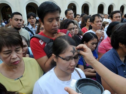 Católicos filipinos recebem as cinzas nesta quarta-feira.