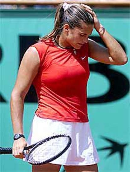 Mauresmo se lamenta tras una bola fallada.