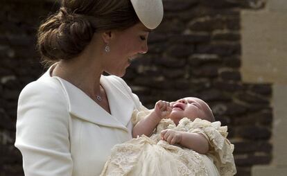 Kate Middleton, con la pequeña Carlota en sus brazos.