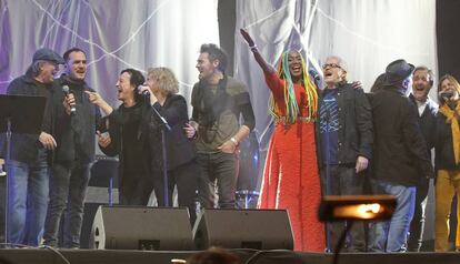 Serrat, Ismael Serrano, Marina Rossell y Lucrecia, entre otros, en el momento en que cantaban 'Mediterráneo'.