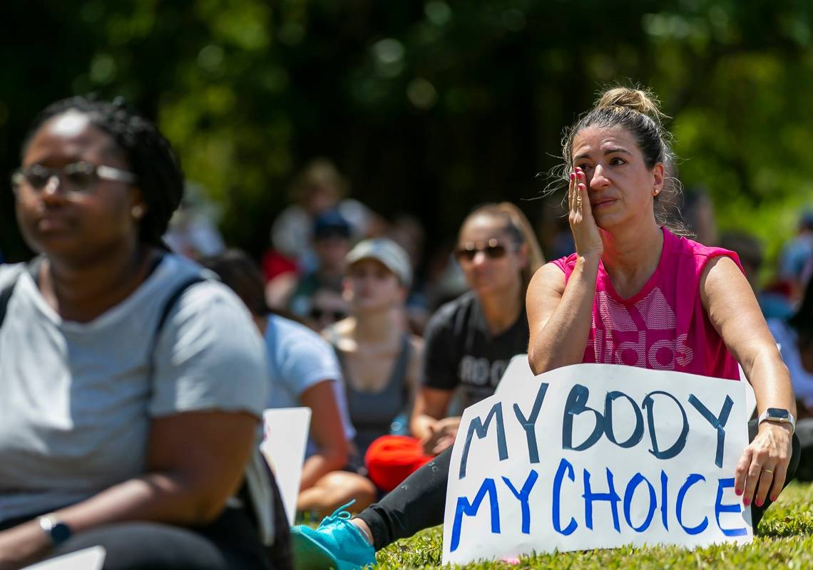 Mujeres de Florida viajan a otros estados para abortar ante prohibiciones; cifras se triplican