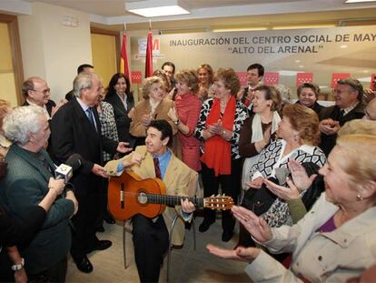 Esperanza Aguirre inaugura cantando copla