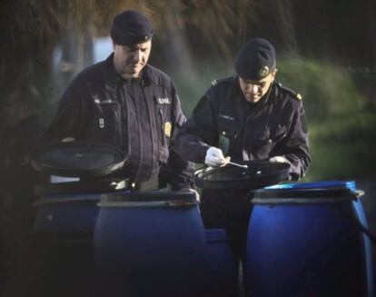 Agentes de la Policía portuguesa inspeccionan la vivienda de Santa Maria de Obidos que supuestamente usaron y abandonaron precipitadamente miembros de ETA.