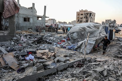 Palestinians are seen among the damaged buildings and vehicles following the Israeli attacks on a house belonging to the Abu Sible family in al-Mawasi area, in west of Khan Yunis, Gaza on November 23, 2024