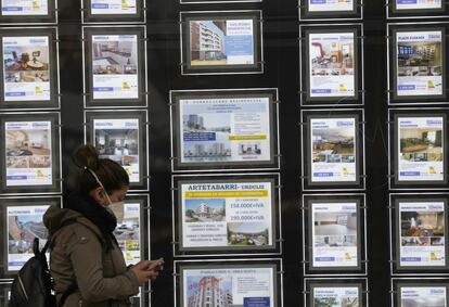 Una mujer pasa ante el escaparate de una inmobiliaria, el pasado abril en Bilbao. 