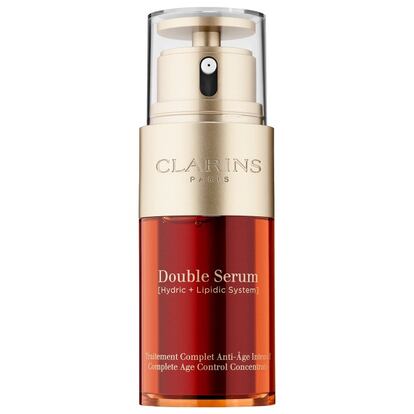 <p><strong>Producto.</strong> Clarins Double Serum.</p> <p><strong>Precio.</strong> 88€ (30ml).</p> <p>Aunque la firma francesa Clarins tiene una línea masculina propia, este es su producto estrella y sirve para cualquier tipo de piel. Un serum es esencialmente un fluido con mucha concentración de principios activos, que penetra fácilmente en la piel limpia y que sirve como una base sobre la que aplicar otros productos (por ejemplo, una crema hidratante). Este antiedad tiene 21 compuestos botánicos y es perfecto para mantener la piel en perfecto estado de revista. Y tiene cúrcuma, que es el ingrediente estrella de la temporada: aporta luminosidad, hidrata y previene las manchas. </p>